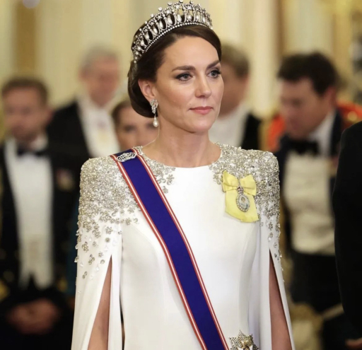 Kate Middleton con un perfecto look angelical