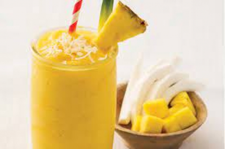 Smoothie de piña, mango y agua de coco